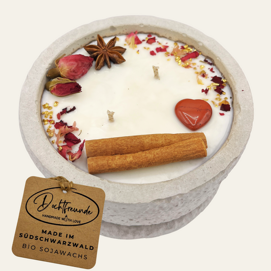 Betonkerze Betongrau "Grey Hearts" für Herbst und Winter - Stilvolle Sojawachskerze für Ihr Zuhause. Mit Blütenverzierung und HOCHWERTIGEM Baumwolldocht aus dem Südschwarzwald