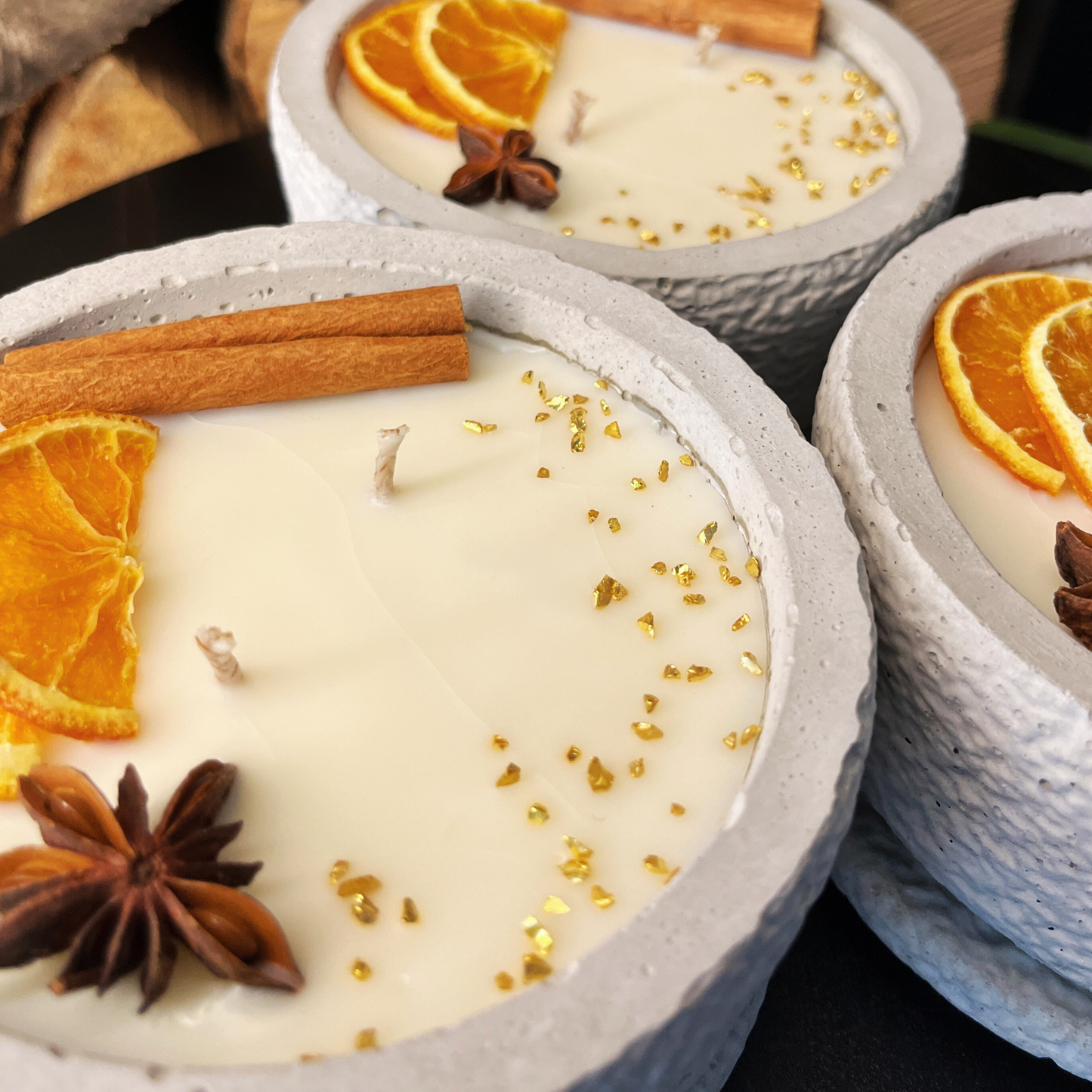 Betonkerze "Grey Cinnamon" Stilvolle Sojawachskerze für Ihr Zuhause. Aromatherapie Kerze mit Blütenverzierung und HOCHWERTIGEM Baumwolldocht aus dem Südschwarzwald