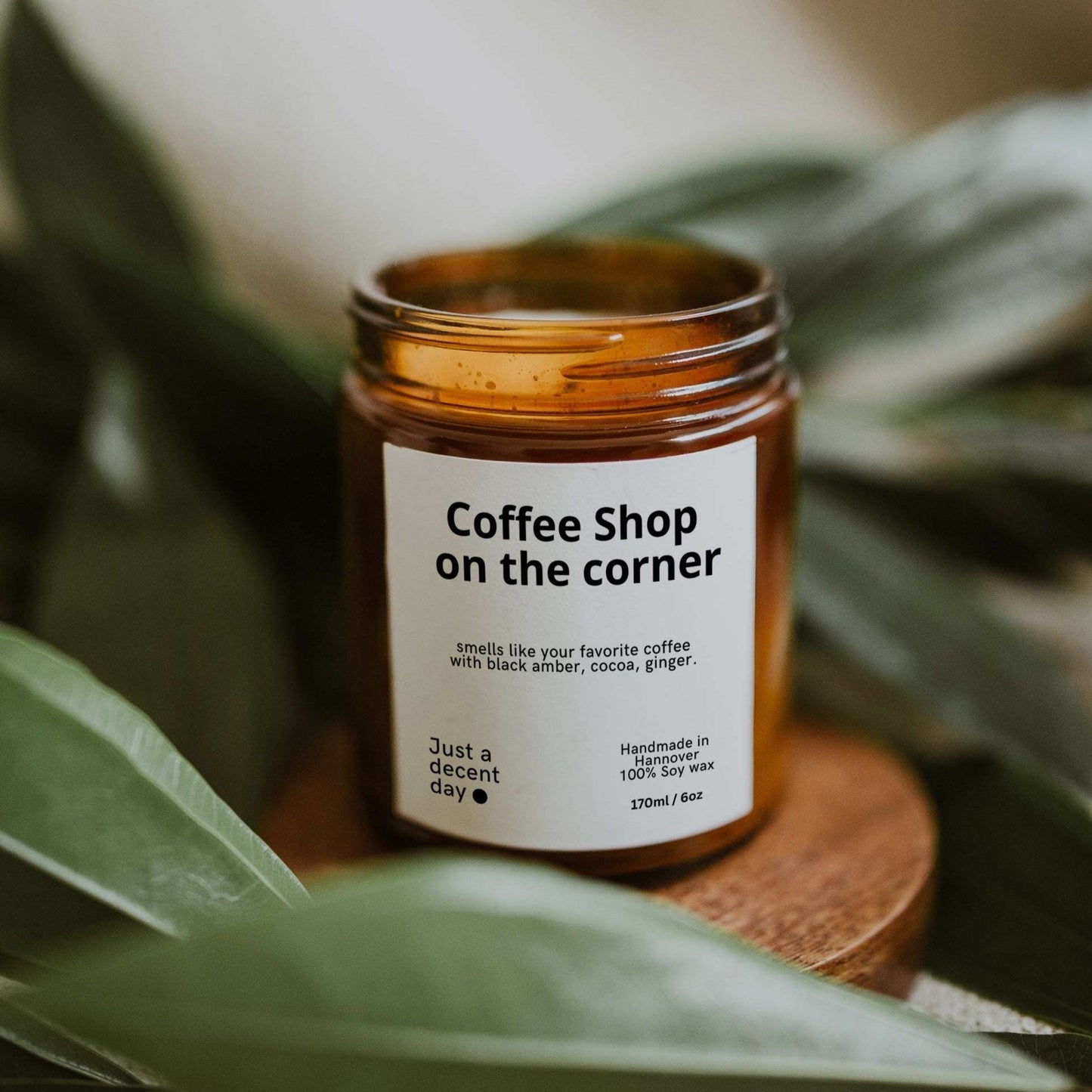 Duftkerze Coffee Shop on the Corner – Kaffeeduft Kerze aus Sojawachs – 170ml – Warm & würzig mit Amber Iris Kakao – Aromakerze im Glas mit Deckel