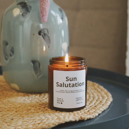 Duftkerze Sun Salutation – Meditationsduft aus Sojawachs – 170ml – Warm & beruhigend mit Sandelholz Amber & Vanille – Aromakerze im Glas