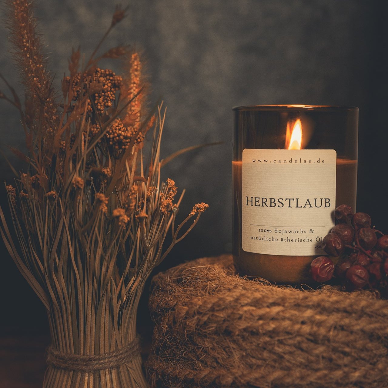 Herbstlaub Duftkerze – Handgefertigte Sojawachskerze – 250ml – Warmer Herbstduft mit ätherischen Ölen – Nachhaltige Kerze im recycelten Glas