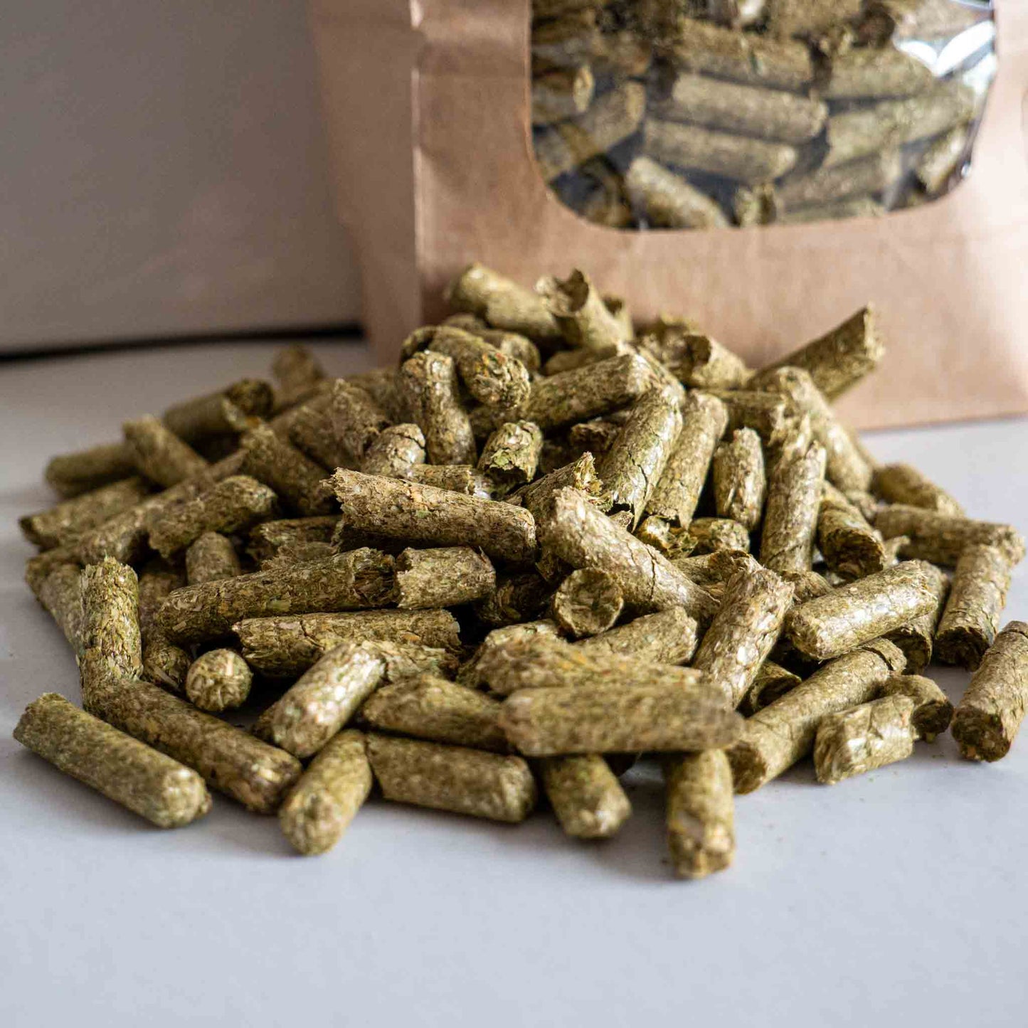 Heumulch Pellets Gartenmulch – Mulchpellets aus Wiesenheu & Gerstenstroh – Natürliche Bodenabdeckung für Hochbeet Gemüse & Erdbeeren – Nachhaltiger Mulch mit hoher Ergiebigkeit