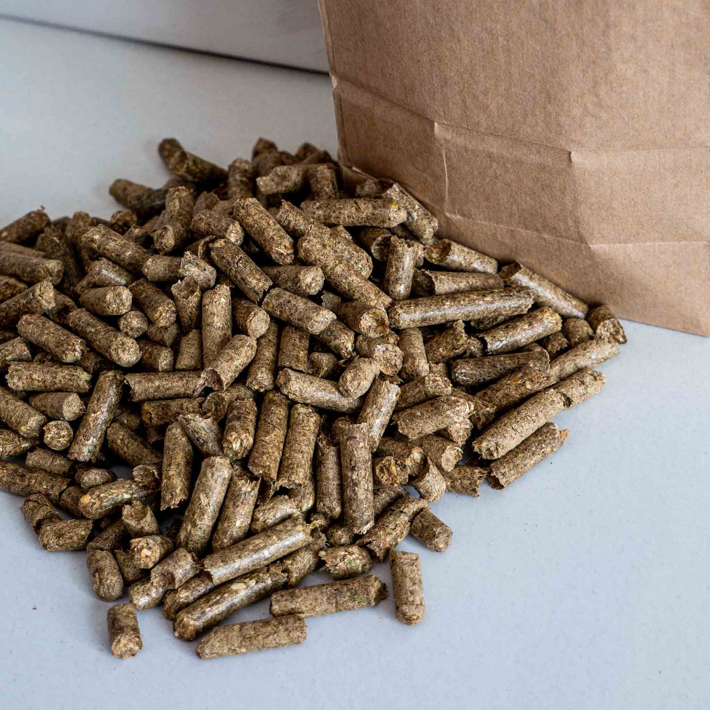 Strohpellets Gartenmulch aus Gerstenstroh 6mm – Hochsaugfähige Mulchpellets für Hochbeet Gemüse & Beete – Natürlicher Bodenverbesserer – Regional produziert