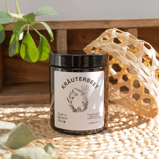Duftkerze Kräuterbeet – Gardening Collection – 170ml Sojawachs – Frischer Gartenduft mit Mandarine Basilikum Lavendel & Hölzern – Aromakerze im Glas