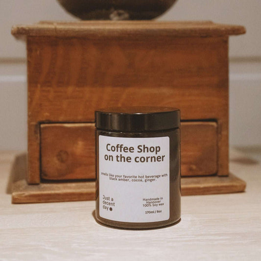 Duftkerze Coffee Shop on the Corner – Kaffeeduft Kerze aus Sojawachs – 170ml – Warm & würzig mit Amber Iris Kakao – Aromakerze im Glas mit Deckel