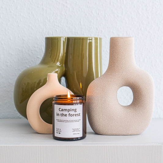 Duftkerze Camping in the Forest – Waldduft Kerze aus Sojawachs – 170ml – Warm & holzig mit Sandelholz Guajak & Mandel – Aromakerze im Glas