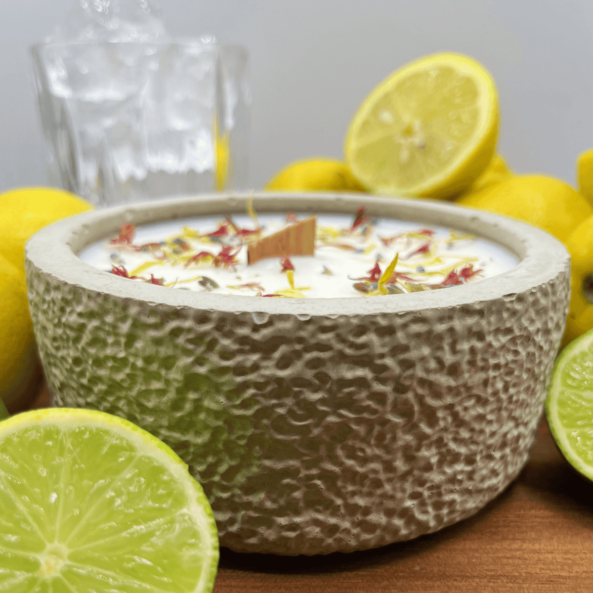 Outdoor Citronella-Betonkerze „Mugge Schreck“ – Handgemachter Insektenschutz aus dem Südschwarzwald mit Blütenverzierung
