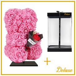 Bär DELUXE auf Ständer – 25 cm – Rosa Deko-Bär mit Blumenstrauß – Geschenkidee in luxuriöser Verpackung – Schaumstoff-Ornament für Regal, Vitrine & Wohnzimmer