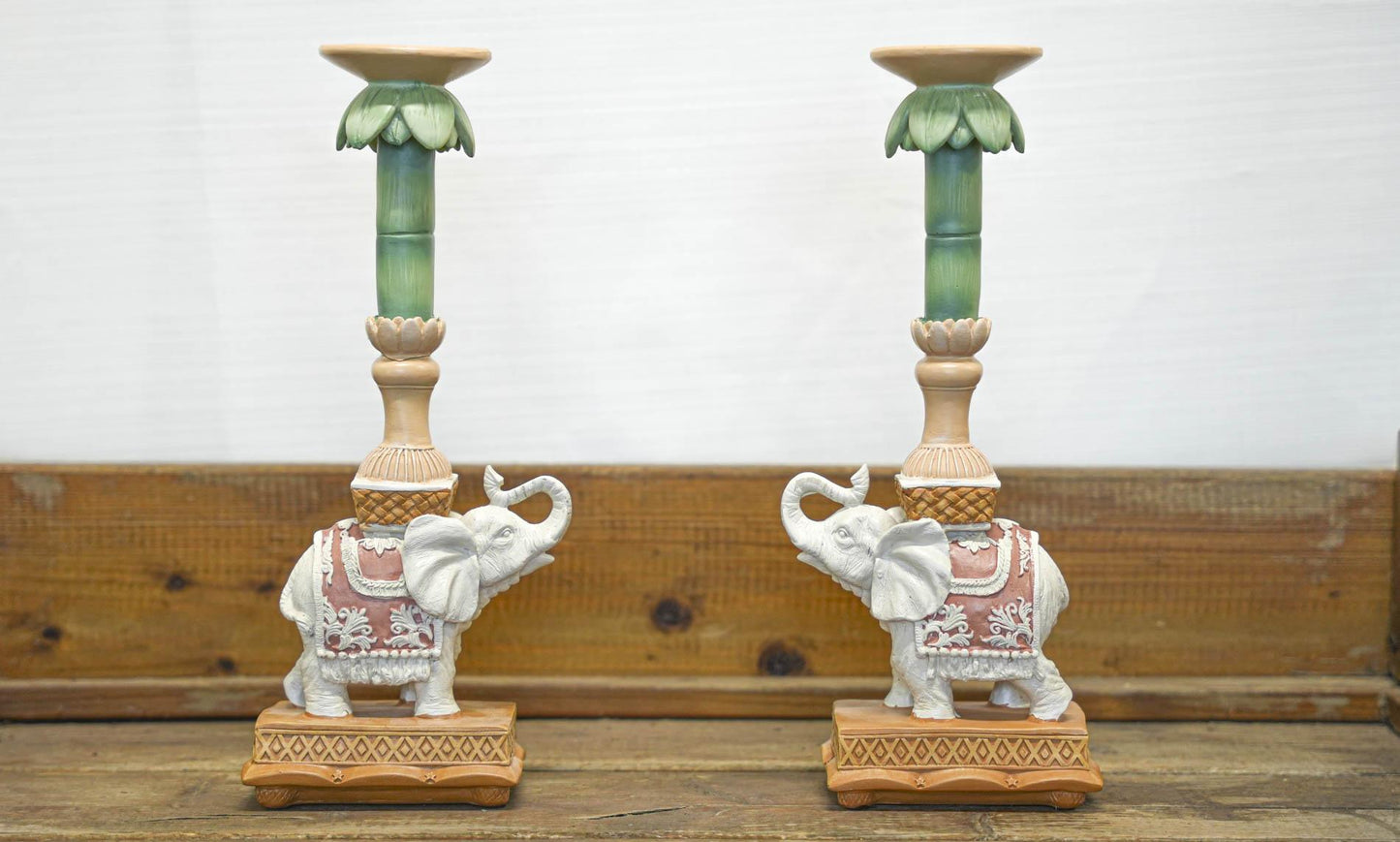 Kerzenständer Elefant Rosa/Grün – Polyresin – 34,5cm – Exotische Deko für Tisch, Sideboard & Fensterbank