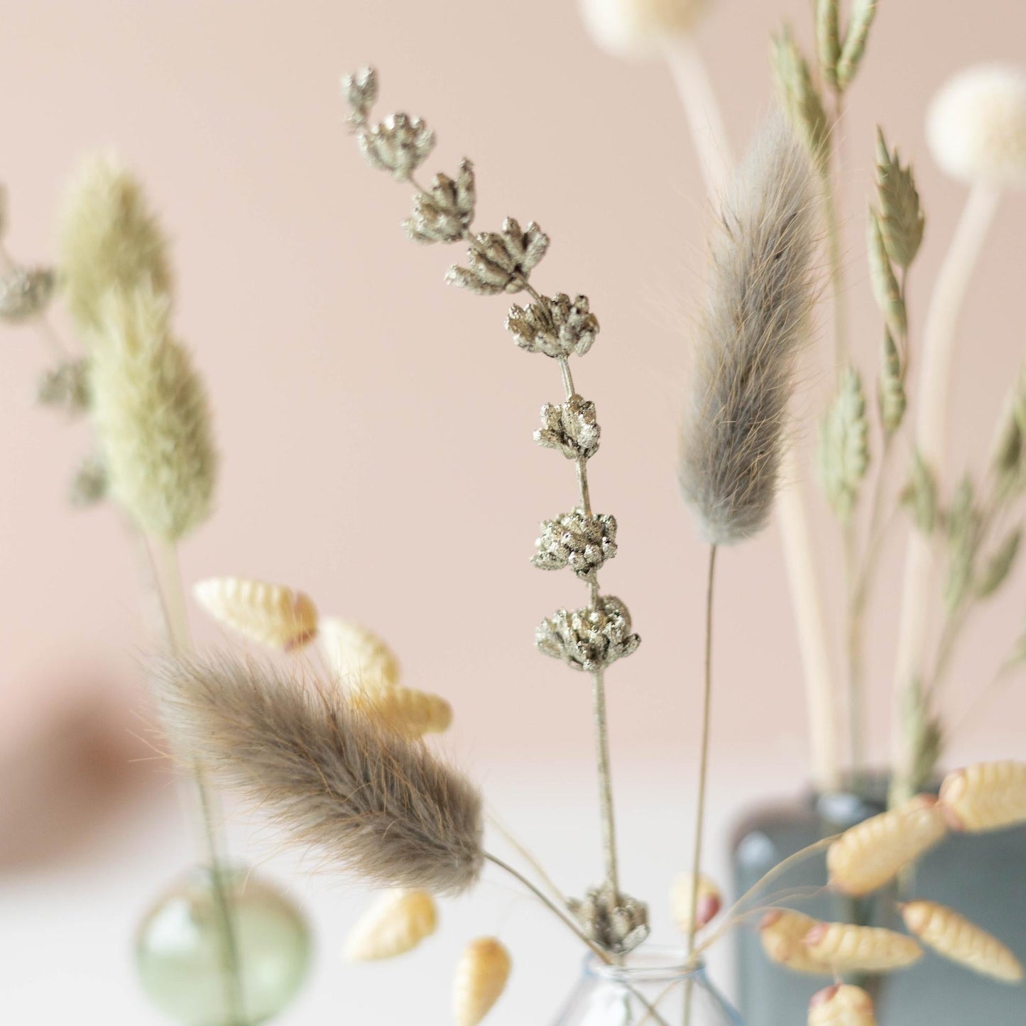 Trockenblumen mit Vasen – Dried Beauty – Stilvolles Trockenblumengeschenk ca. 30 cm – Mit 3 Glasvasen & Plateau – Perfekt für Zuhause, Büro & als Geschenk