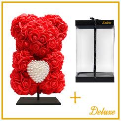 Bär DELUXE auf Ständer 25 cm – Roter Schaumstoff mit funkelndem Diamantherz – Elegantes Wohnaccessoire – Luxuriöse Geschenkverpackung – Edles Dekorationsobjekt für Innenräume