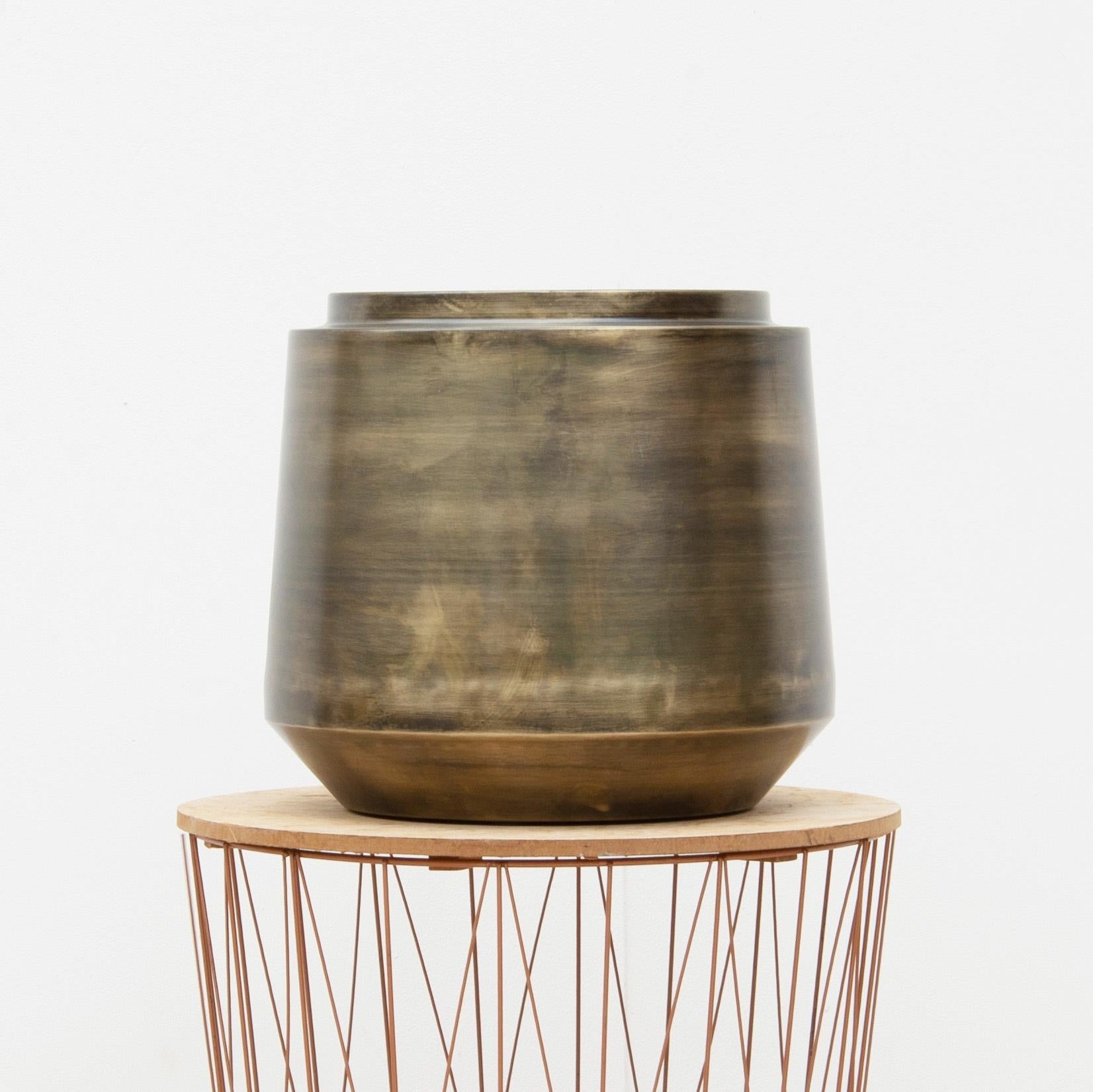 Pflanztopf Indigo – Vintage Gold – Ø46 cm x H41 cm – Dekorativer Metalltopf mit Antik-Finish – Indoor-Blumentopf mit Wasserablauf – Luxuriöser Übertopf für Wohnzimmer & Büro