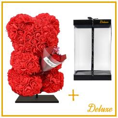 Bär DELUXE auf Ständer 25 cm – Rot – Mit Blumenstrauß – Elegantes Wohnaccessoire aus Schaumstoff – Für Innenräume – In luxuriöser Geschenkverpackung
