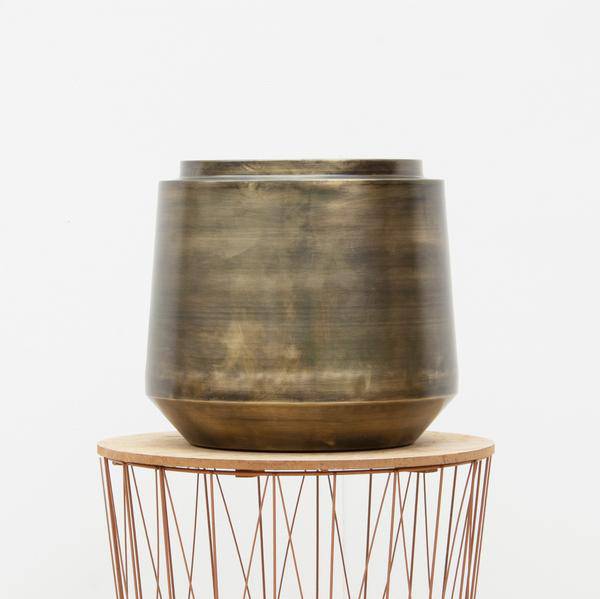 Pflanztopf Indigo Vintage Gold – D58cm x H51cm – Extra großer Blumentopf im Antik-Look – Dekorativer Pflanzkübel mit Wasserablauf – Für Wohnzimmer, Schlafzimmer & Büro