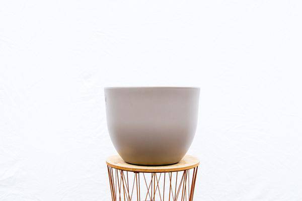 Pflanztopf Eggy – Taupé – D55cm x H43cm – Moderner Blumentopf in Ei-Form – Mit Wasserablauf – Für Innen- & Außenbereiche – Dekotopf für Zimmer- & Kübelpflanzen