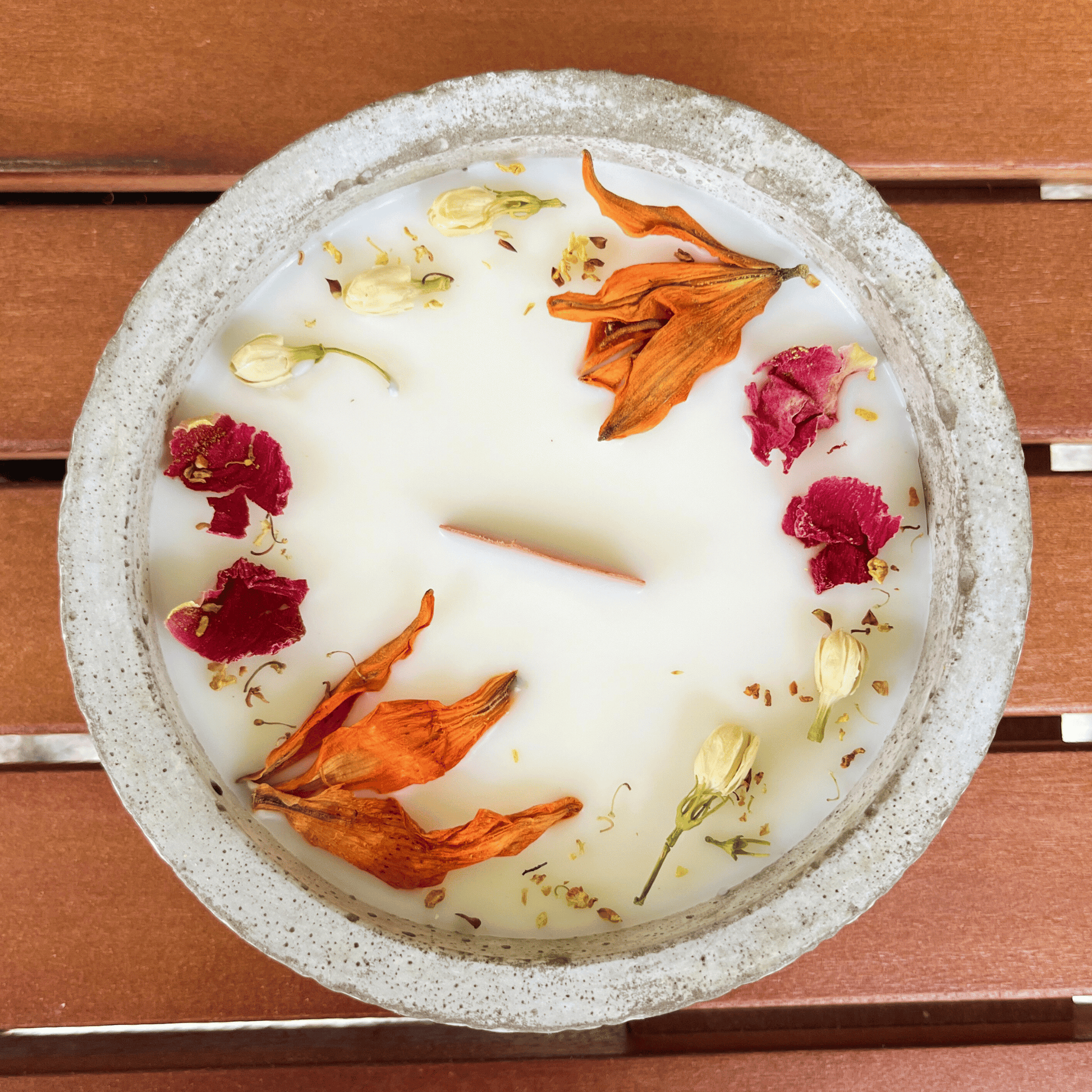 Limitierte Einzelstücke: Outdoor Citronella-Betonkerze „Mugge Schreck“ – Handgemachter Insektenschutz aus dem Südschwarzwald mit Blütenverzierung 