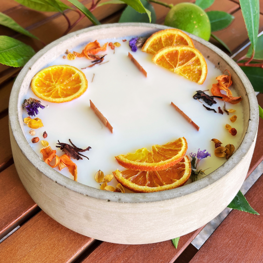 Handbesetze XXL Outdoor Citronella-Betonkerze „Big Grey - Mugge Schreck“ – Mit drei Holdochten - Handgemachter Insektenschutz aus dem Südschwarzwald mit Blütenverzierung 