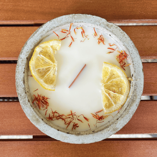 Limitierte Einzelstücke: Outdoor Citronella-Betonkerze „Mugge Schreck“ – Handgemachter Insektenschutz aus dem Südschwarzwald mit Blütenverzierung 