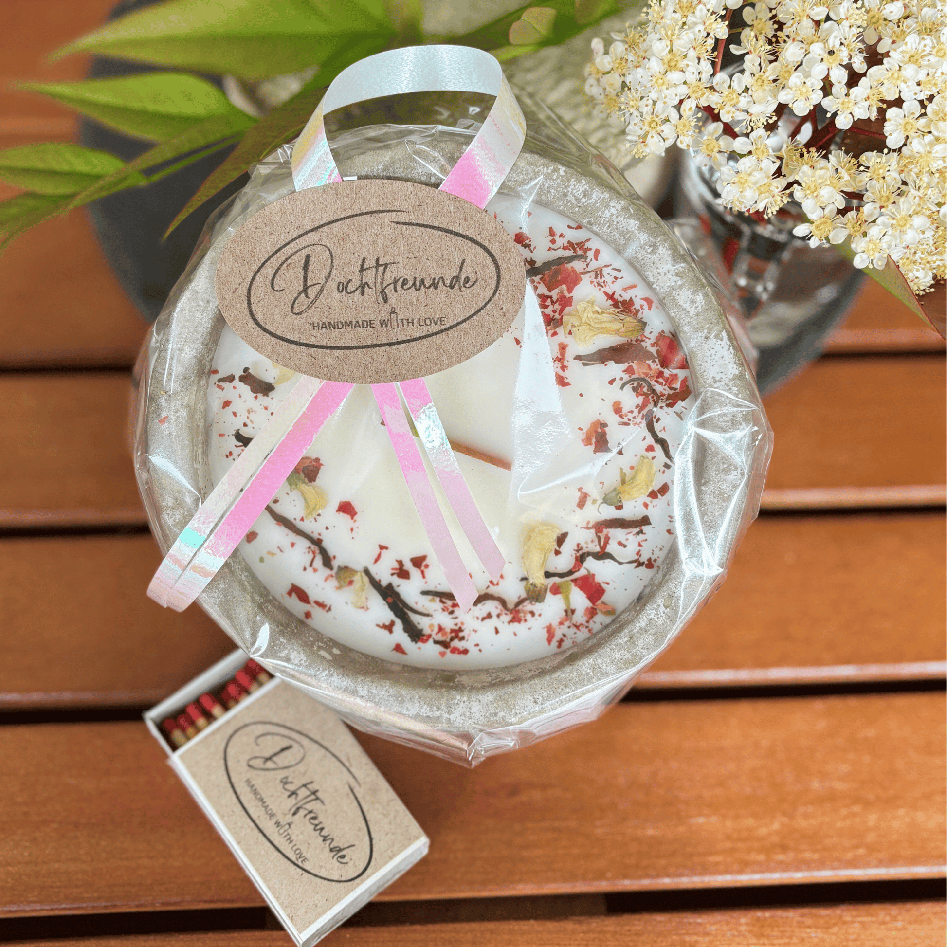 Limitierte Einzelstücke: Outdoor Citronella-Betonkerze „Mugge Schreck“ – Handgemachter Insektenschutz aus dem Südschwarzwald mit Blütenverzierung 