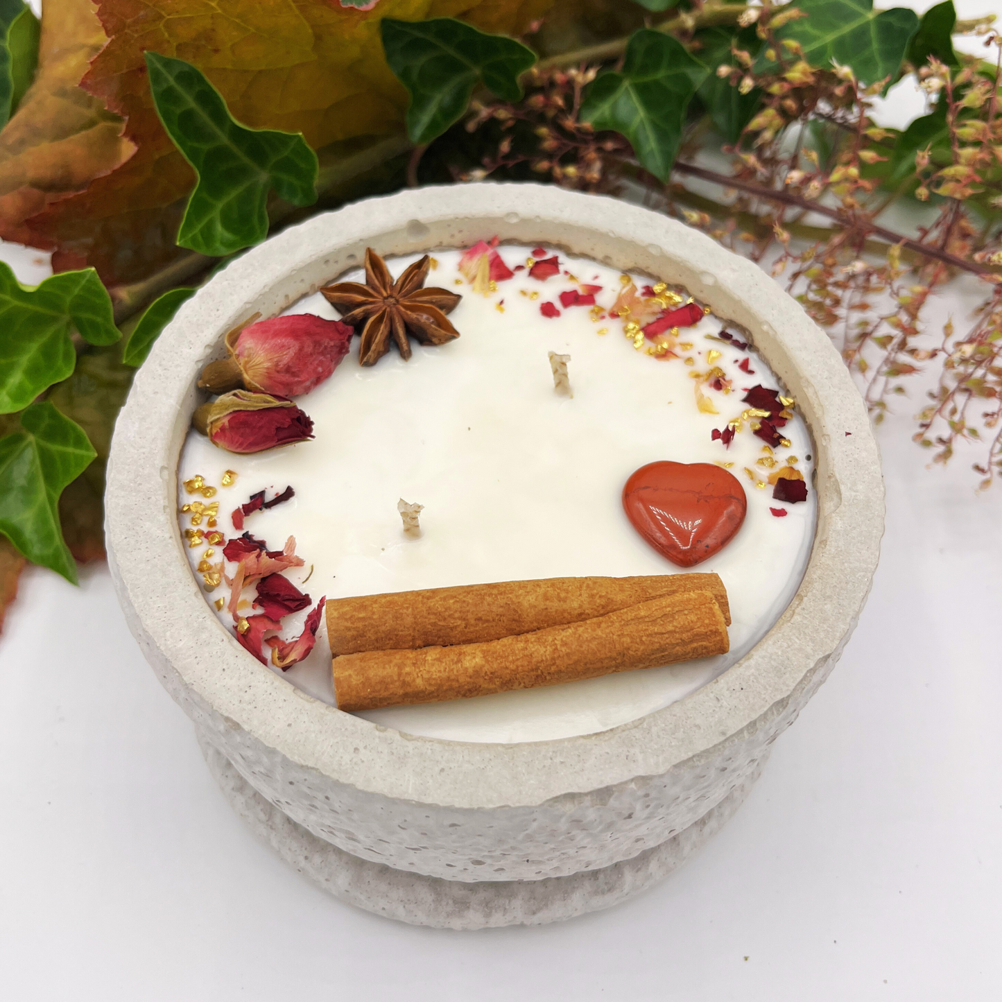 Betonkerze Betongrau "Grey Hearts" für Herbst und Winter - Stilvolle Sojawachskerze für Ihr Zuhause. Mit Blütenverzierung und HOCHWERTIGEM Baumwolldocht aus dem Südschwarzwald 