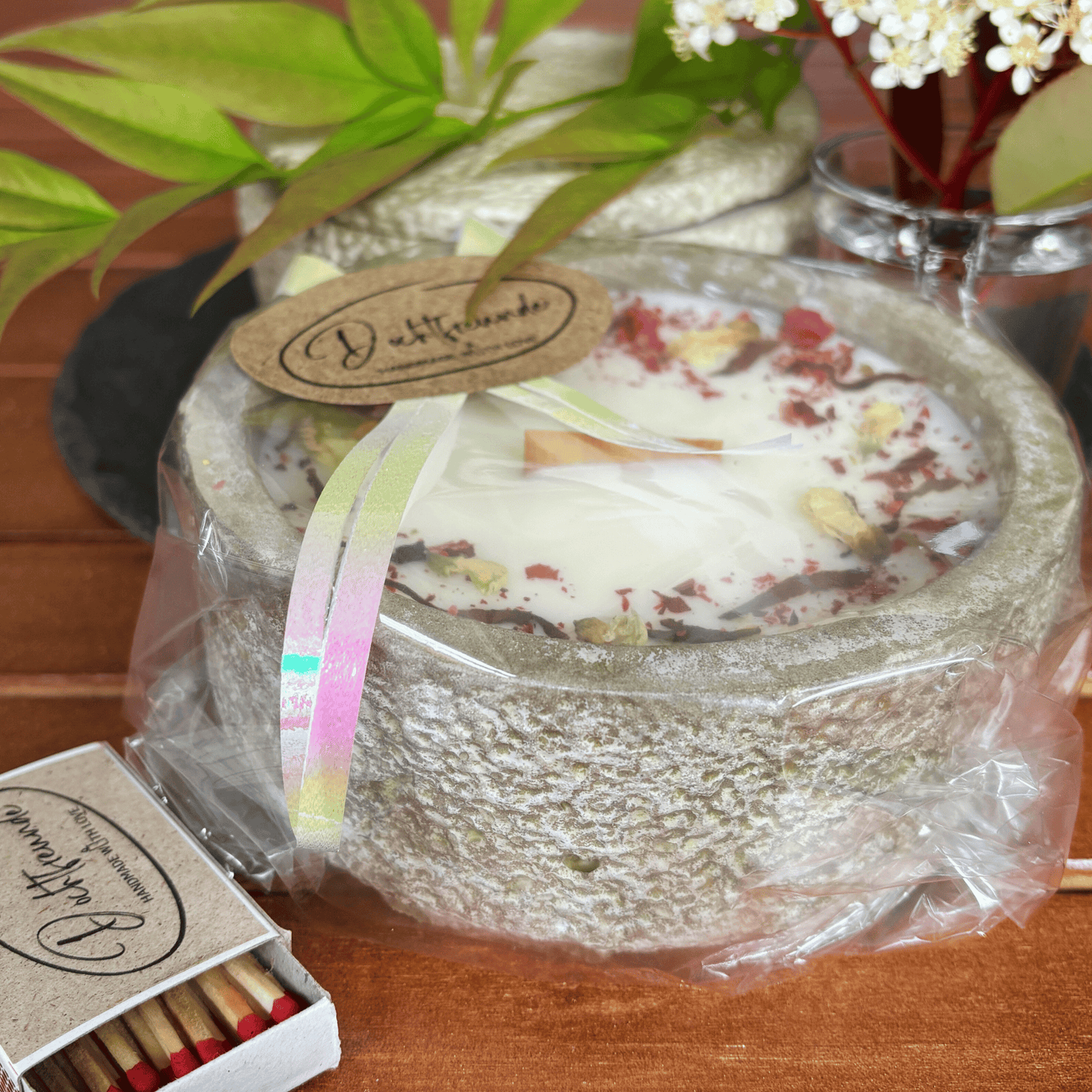 Handgemachte Betonkerze „Black Cinnamon“ - Stilvolle Sojawachskerze für Ihr Zuhause. Mit Blütenverzierung und HOCHWERTIGEM Baumwolldocht aus dem Südschwarzwald 
