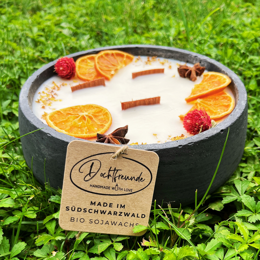 Handbesetze XXL Outdoor Citronella-Betonkerze Black Edition „Big Black - Mugge Schreck“ – Mit drei Holdochten - Handgemachter Insektenschutz aus dem Südschwarzwald mit Blütenverzierung 