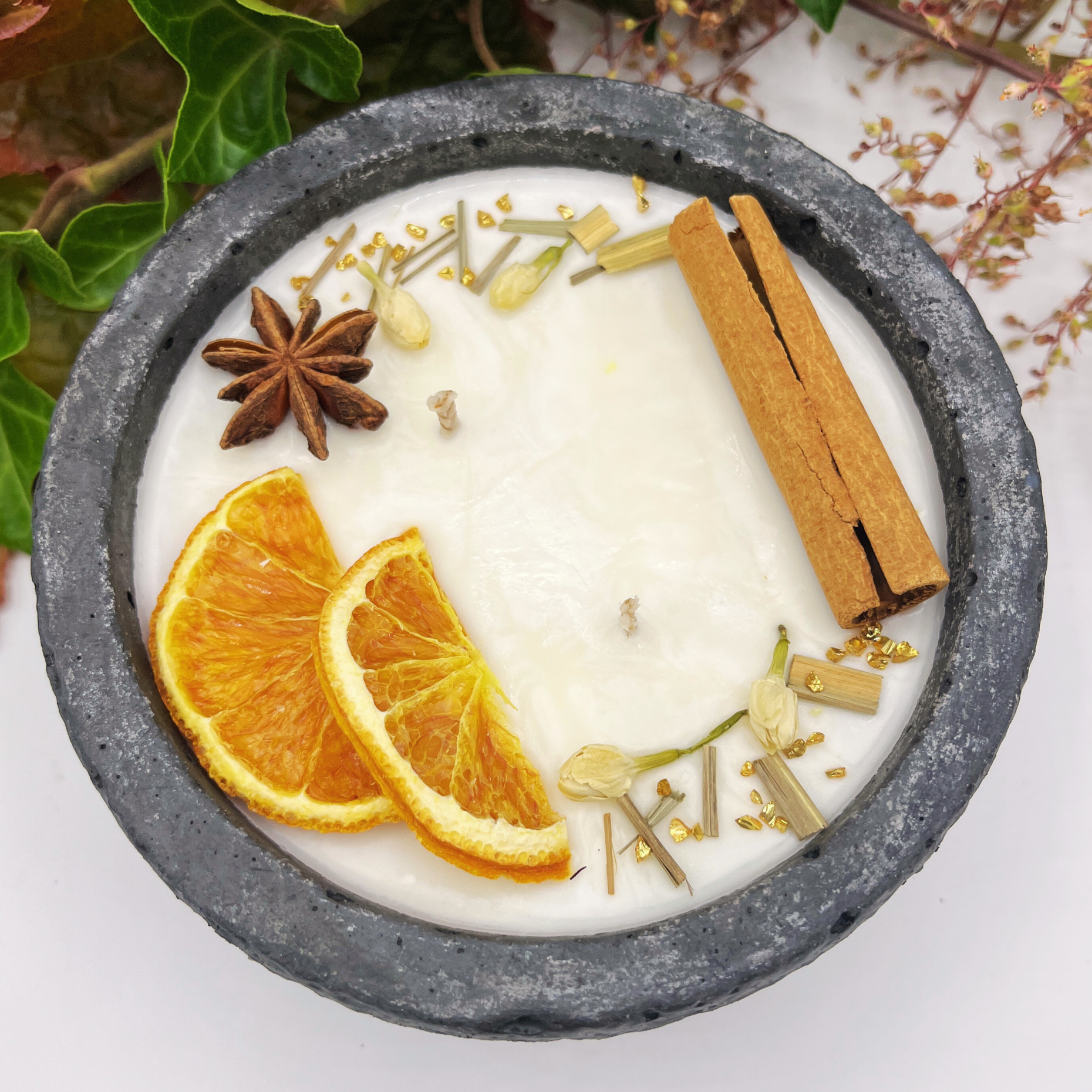 Handgemachte Betonkerze „Black Cinnamon“ - Stilvolle Sojawachskerze für Ihr Zuhause. Mit Blütenverzierung und HOCHWERTIGEM Baumwolldocht aus dem Südschwarzwald 