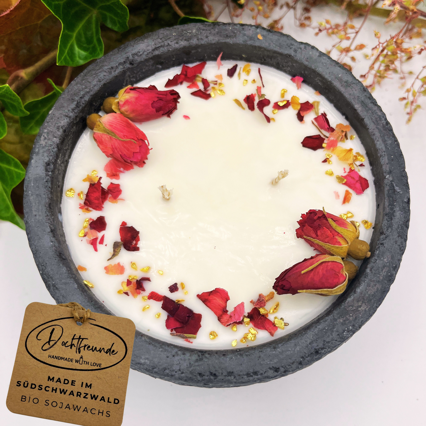 Handgemachte Betonkerze „Black Roses“ Aromakerze- Stilvolle Sojawachskerze für Ihr Zuhause. Mit Blütenverzierung und HOCHWERTIGEM Baumwolldocht aus dem Südschwarzwald 