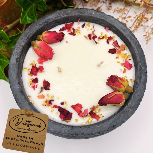 Handgemachte Betonkerze „Black Roses“ Aromakerze- Stilvolle Sojawachskerze für Ihr Zuhause. Mit Blütenverzierung und HOCHWERTIGEM Baumwolldocht aus dem Südschwarzwald 