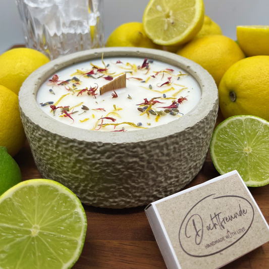 Outdoor Citronella-Betonkerze „Mugge Schreck“ – Handgemachter Insektenschutz aus dem Südschwarzwald mit Blütenverzierung 