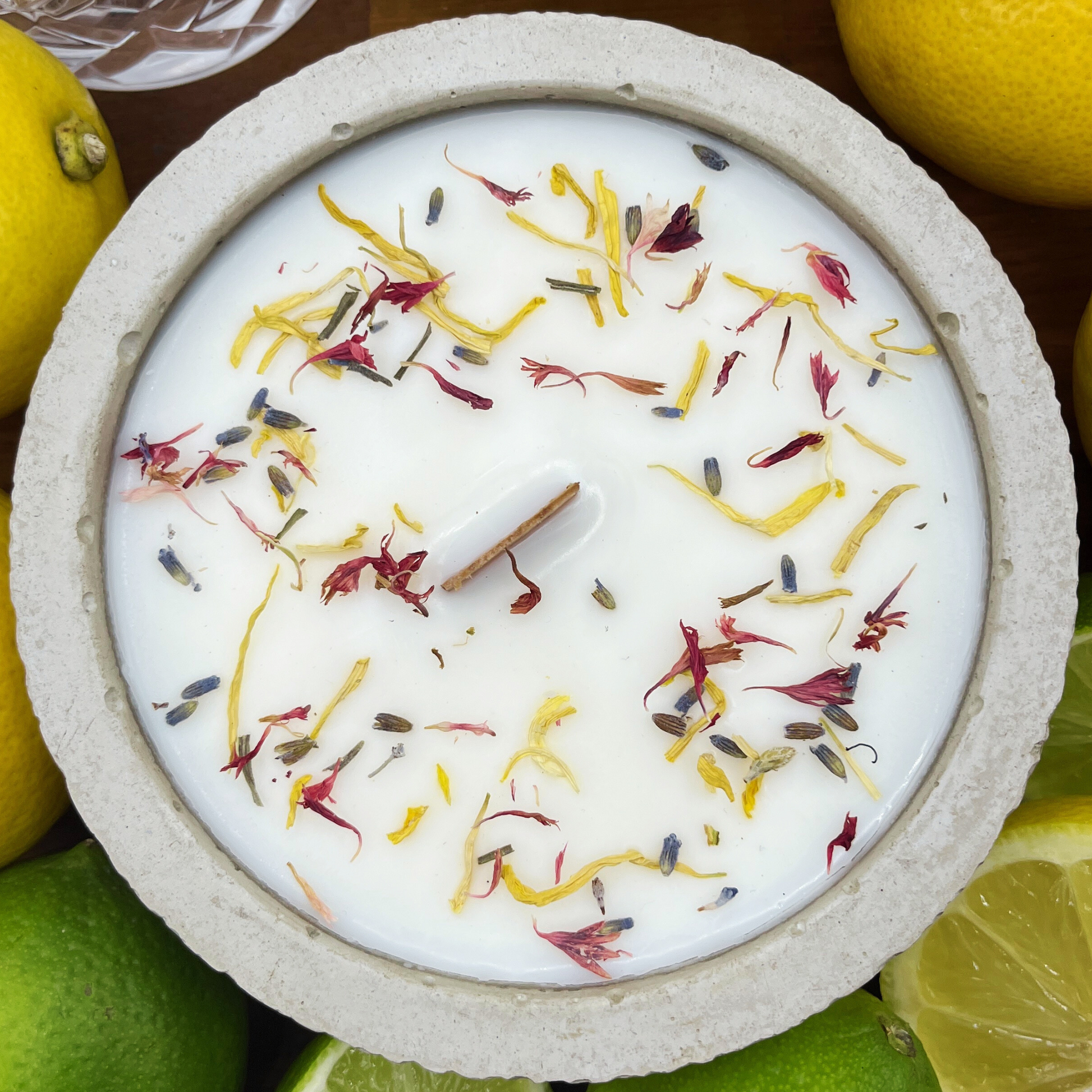 Outdoor Citronella-Betonkerze „Mugge Schreck“ – Handgemachter Insektenschutz aus dem Südschwarzwald mit Blütenverzierung 