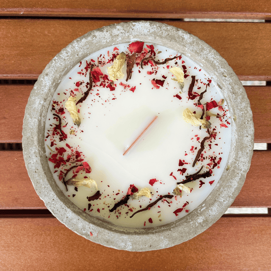 Limitierte Einzelstücke: Outdoor Citronella-Betonkerze „Mugge Schreck“ – Handgemachter Insektenschutz aus dem Südschwarzwald mit Blütenverzierung 