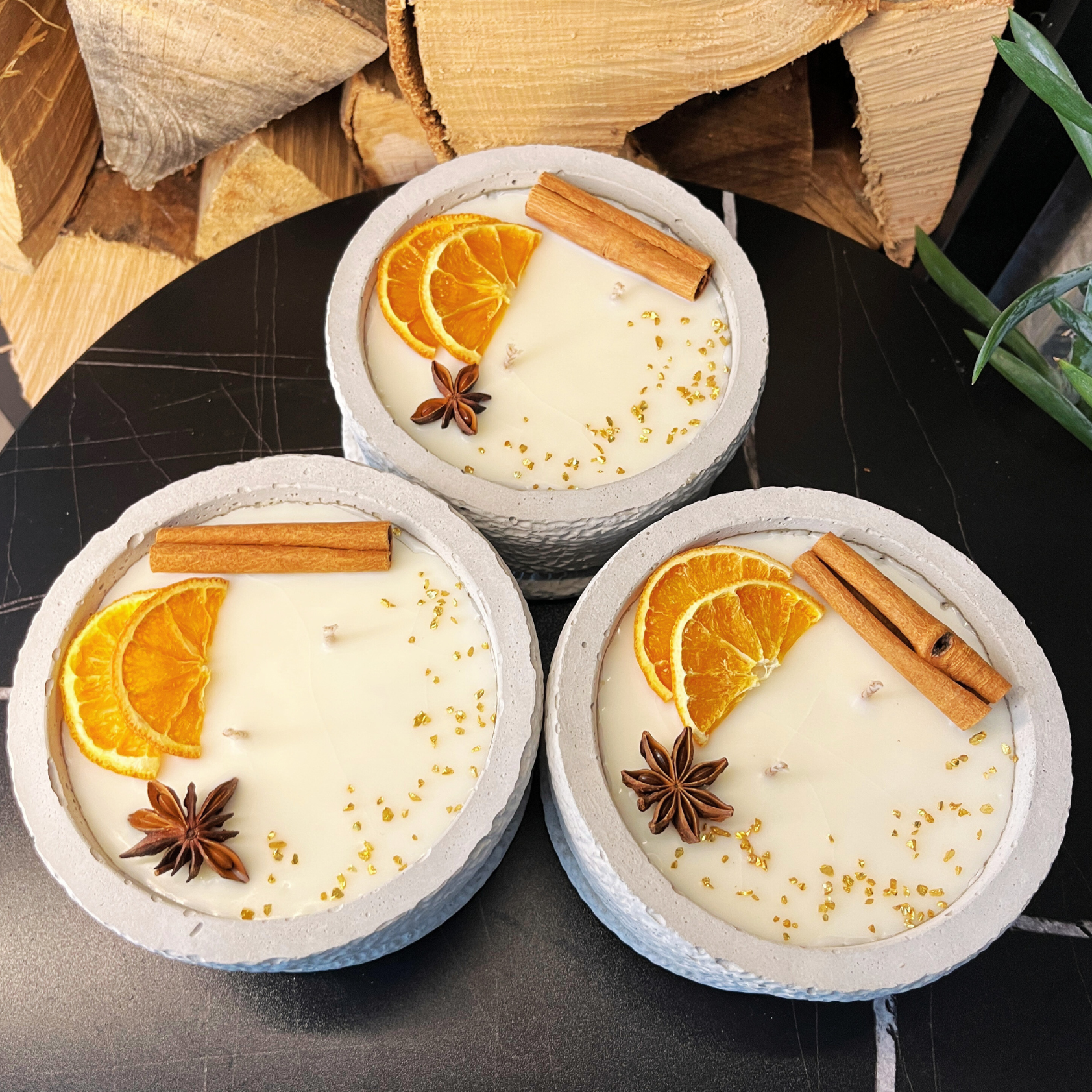 Betonkerzen-Set 3x Betongrau "Grey Cinnamon" - Aromaduftkerze - Stilvolle Sojawachskerze für Ihr Zuhause. Aromatherapie Kerze mit Blütenverzierung und HOCHWERTIGEM Baumwolldocht aus dem Südschwarzwald 