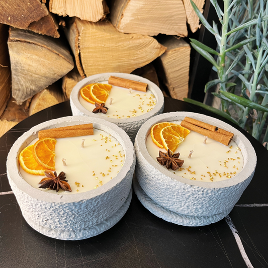 Betonkerzen-Set 3x Betongrau "Grey Cinnamon" - Aromaduftkerze - Stilvolle Sojawachskerze für Ihr Zuhause. Aromatherapie Kerze mit Blütenverzierung und HOCHWERTIGEM Baumwolldocht aus dem Südschwarzwald 