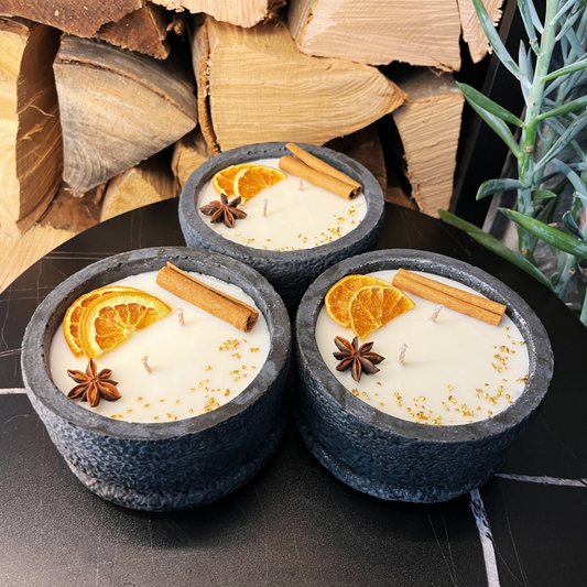 Handgemachtes Betonkerzen-Set 3x Schwarz "Black Cinnamon" - Stilvolle Sojawachskerze für Ihr Zuhause. Aromatherapie Kerze mit Blütenverzierung und HOCHWERTIGEM Baumwolldocht aus dem Südschwarzwald 