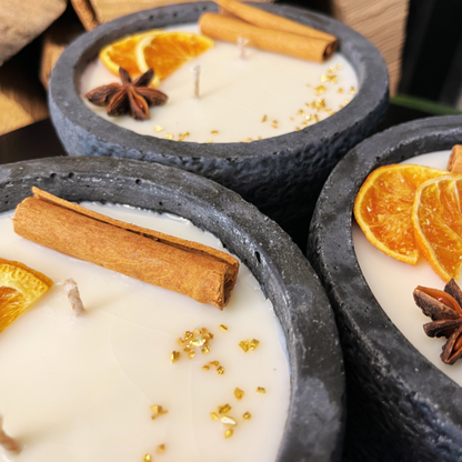 Handgemachtes Betonkerzen-Set 3x Schwarz "Black Cinnamon" - Stilvolle Sojawachskerze für Ihr Zuhause. Aromatherapie Kerze mit Blütenverzierung und HOCHWERTIGEM Baumwolldocht aus dem Südschwarzwald 