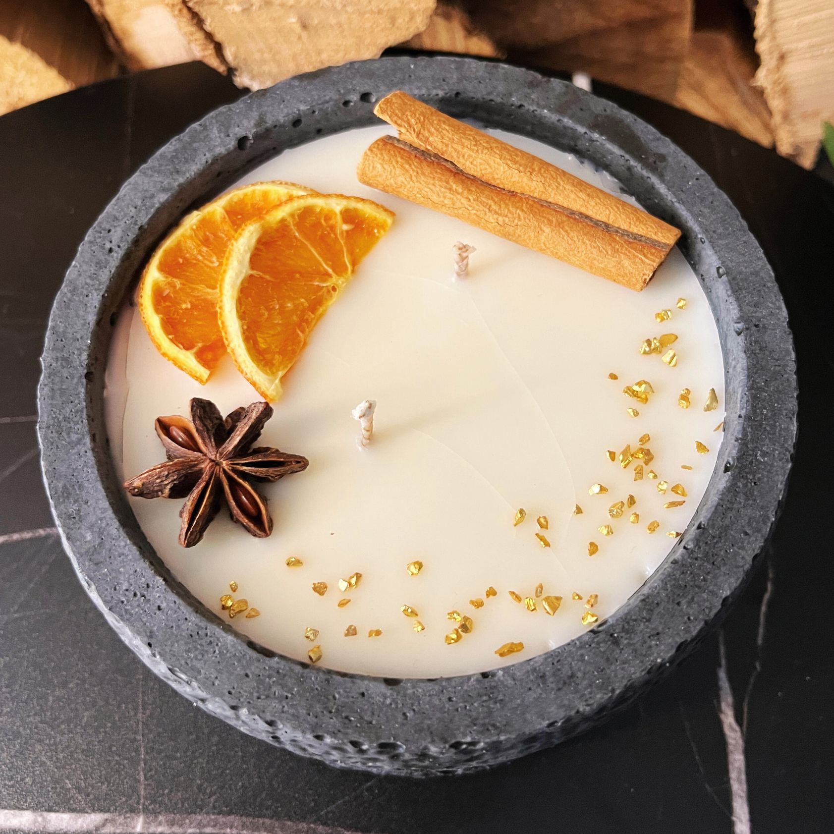 Betonkerze "Black Cinnamon" Stilvolle Sojawachskerze für Ihr Zuhause. Aromatherapie Kerze mit Blütenverzierung und HOCHWERTIGEM Baumwolldocht aus dem Südschwarzwald 