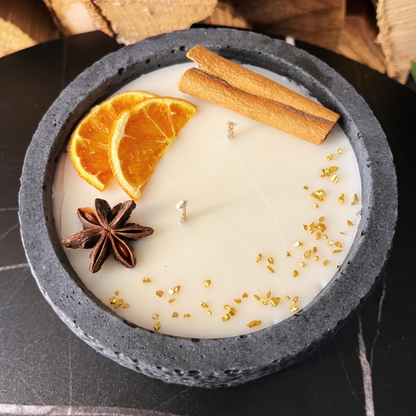 Betonkerze "Black Cinnamon" Stilvolle Sojawachskerze für Ihr Zuhause. Aromatherapie Kerze mit Blütenverzierung und HOCHWERTIGEM Baumwolldocht aus dem Südschwarzwald 
