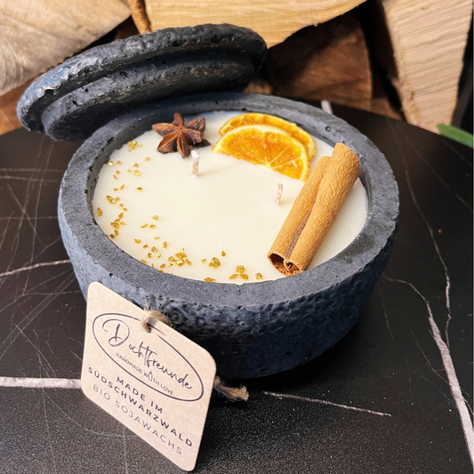 Betonkerze "Black Cinnamon" Stilvolle Sojawachskerze für Ihr Zuhause. Aromatherapie Kerze mit Blütenverzierung und HOCHWERTIGEM Baumwolldocht aus dem Südschwarzwald 