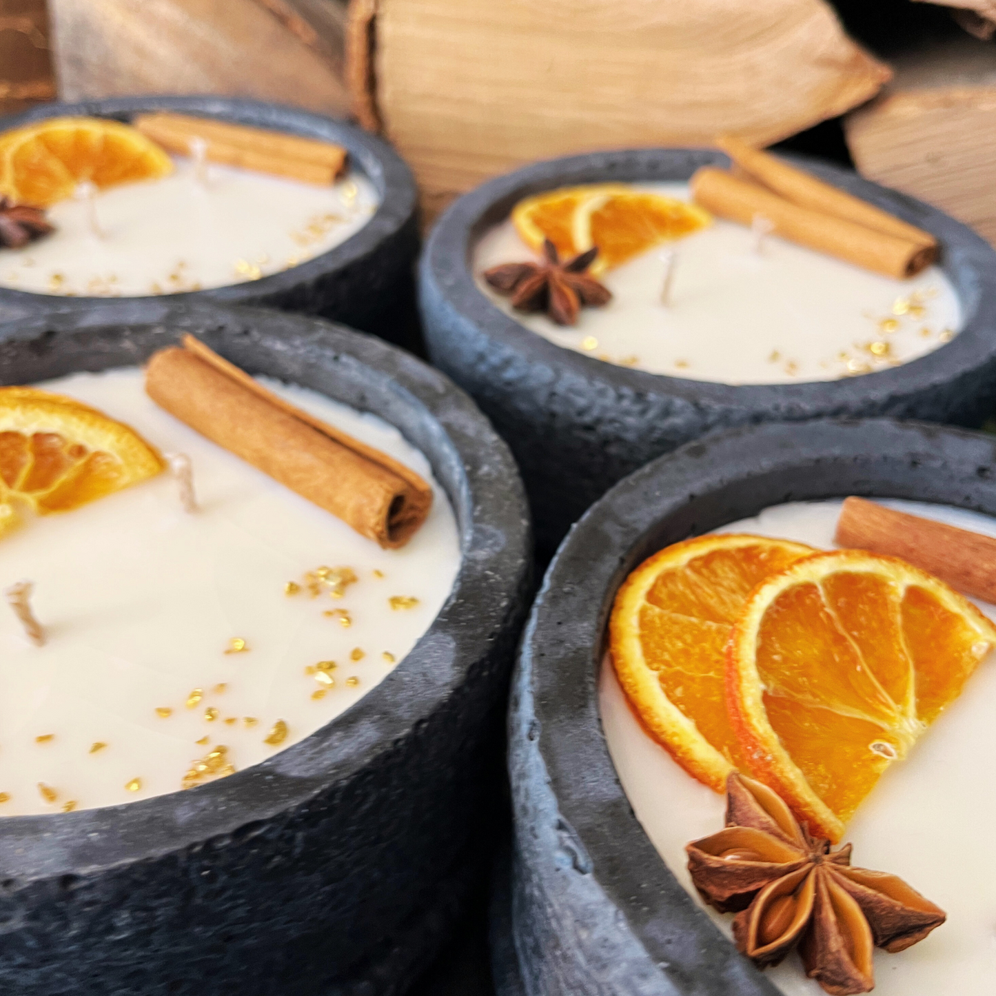Betonkerze "Black Cinnamon" Stilvolle Sojawachskerze für Ihr Zuhause. Aromatherapie Kerze mit Blütenverzierung und HOCHWERTIGEM Baumwolldocht aus dem Südschwarzwald 