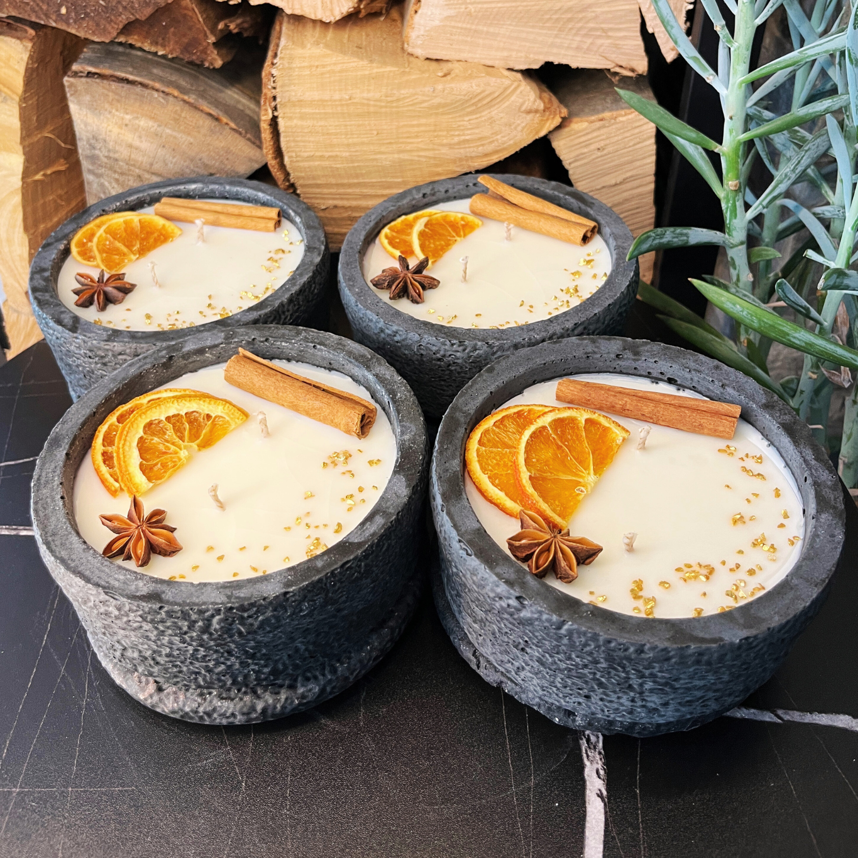 Handgemachtes Betonkerzen-Set 4x Schwarz "Black Cinnamon" - Stilvolle Sojawachskerze für Ihr Zuhause. Aromatherapie Kerze mit Blütenverzierung und HOCHWERTIGEM Baumwolldocht aus dem Südschwarzwald 