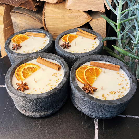 Handgemachtes Betonkerzen-Set 4x Schwarz "Black Cinnamon" - Stilvolle Sojawachskerze für Ihr Zuhause. Aromatherapie Kerze mit Blütenverzierung und HOCHWERTIGEM Baumwolldocht aus dem Südschwarzwald 