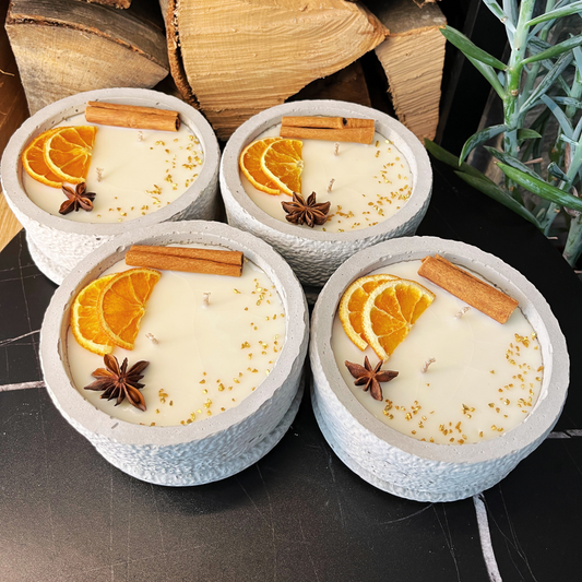 Betonkerzen-Set 4x Betongrau "Grey Cinnamon" - Aromaduftkerze - Stilvolle Sojawachskerze für Ihr Zuhause. Aromatherapie Kerze mit Blütenverzierung und HOCHWERTIGEM Baumwolldocht aus dem Südschwarzwald 