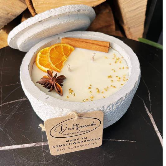 Betonkerze "Grey Cinnamon" Stilvolle Sojawachskerze für Ihr Zuhause. Aromatherapie Kerze mit Blütenverzierung und HOCHWERTIGEM Baumwolldocht aus dem Südschwarzwald 