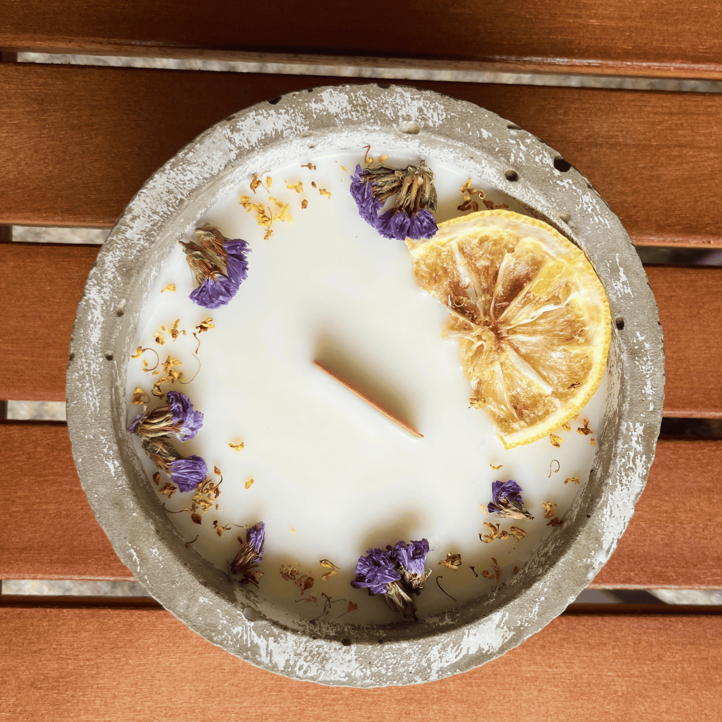 Limitierte Einzelstücke: Outdoor Citronella-Betonkerze „Mugge Schreck“ – Handgemachter Insektenschutz aus dem Südschwarzwald mit Blütenverzierung 