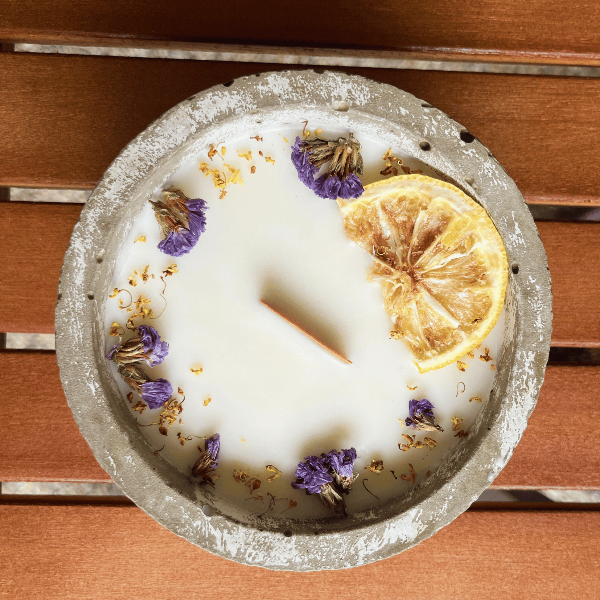 Limitierte Einzelstücke: Outdoor Citronella-Betonkerze „Mugge Schreck“ – Handgemachter Insektenschutz aus dem Südschwarzwald mit Blütenverzierung 