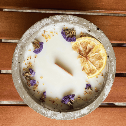 Limitierte Einzelstücke: Outdoor Citronella-Betonkerze „Mugge Schreck“ – Handgemachter Insektenschutz aus dem Südschwarzwald mit Blütenverzierung 