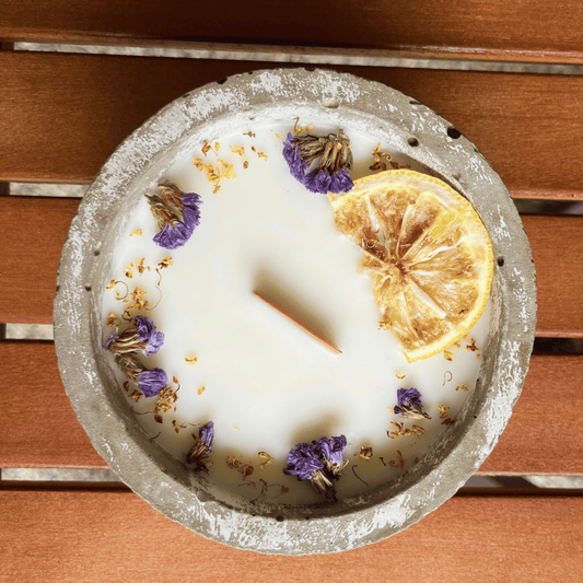 Limitierte Einzelstücke: Outdoor Citronella-Betonkerze „Mugge Schreck“ – Handgemachter Insektenschutz aus dem Südschwarzwald mit Blütenverzierung 