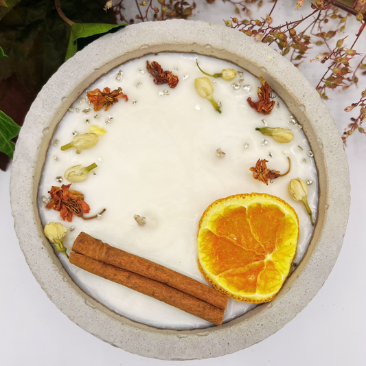 Zwei Docht Betonkerze Betongrau „Grey Orange“ für Herbst und Winter - Stilvolle Aroma Sojawachskerze für Ihr Zuhause. Mit Blütenverzierung und HOCHWERTIGEM Baumwolldocht aus dem Südschwarzwald 