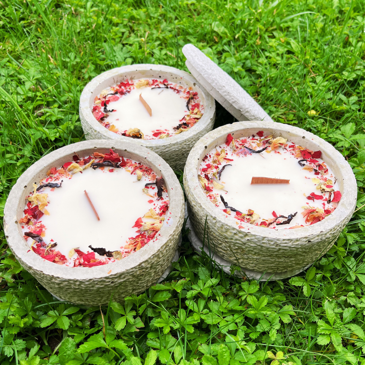 Outdoor Citronella-Betonkerzenset  „Grey - Mugge Schreck“ – Handgemachter Insektenschutz aus dem Südschwarzwald mit Blütenverzierung  3x Betonkerzen im Set 